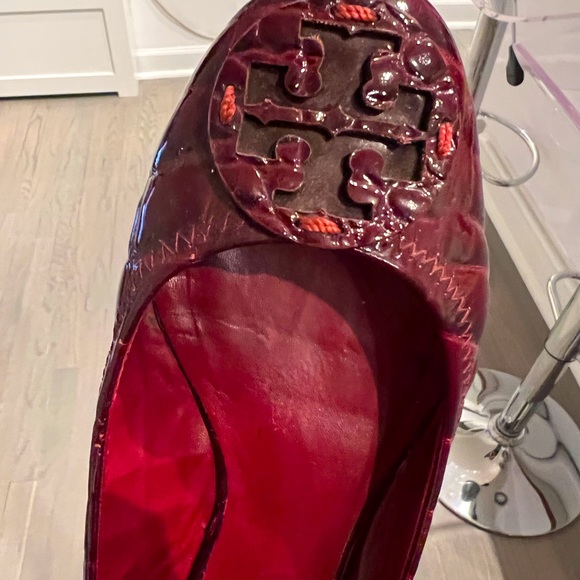 Classic Tory Burch patent leather ballet flats burgundy round toe size 8. - Picture 4 of 6